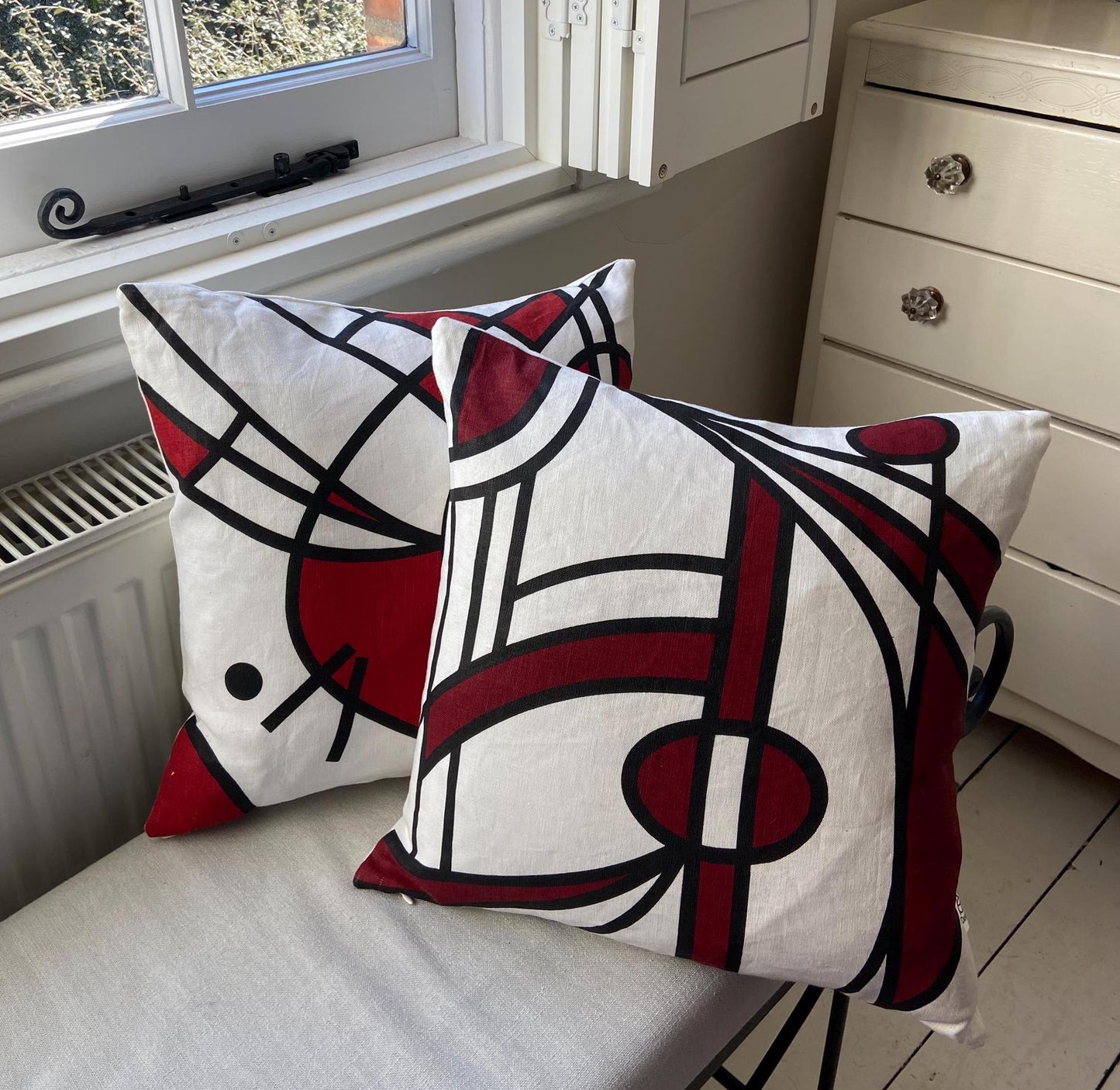 Bloom cushion in burgundy