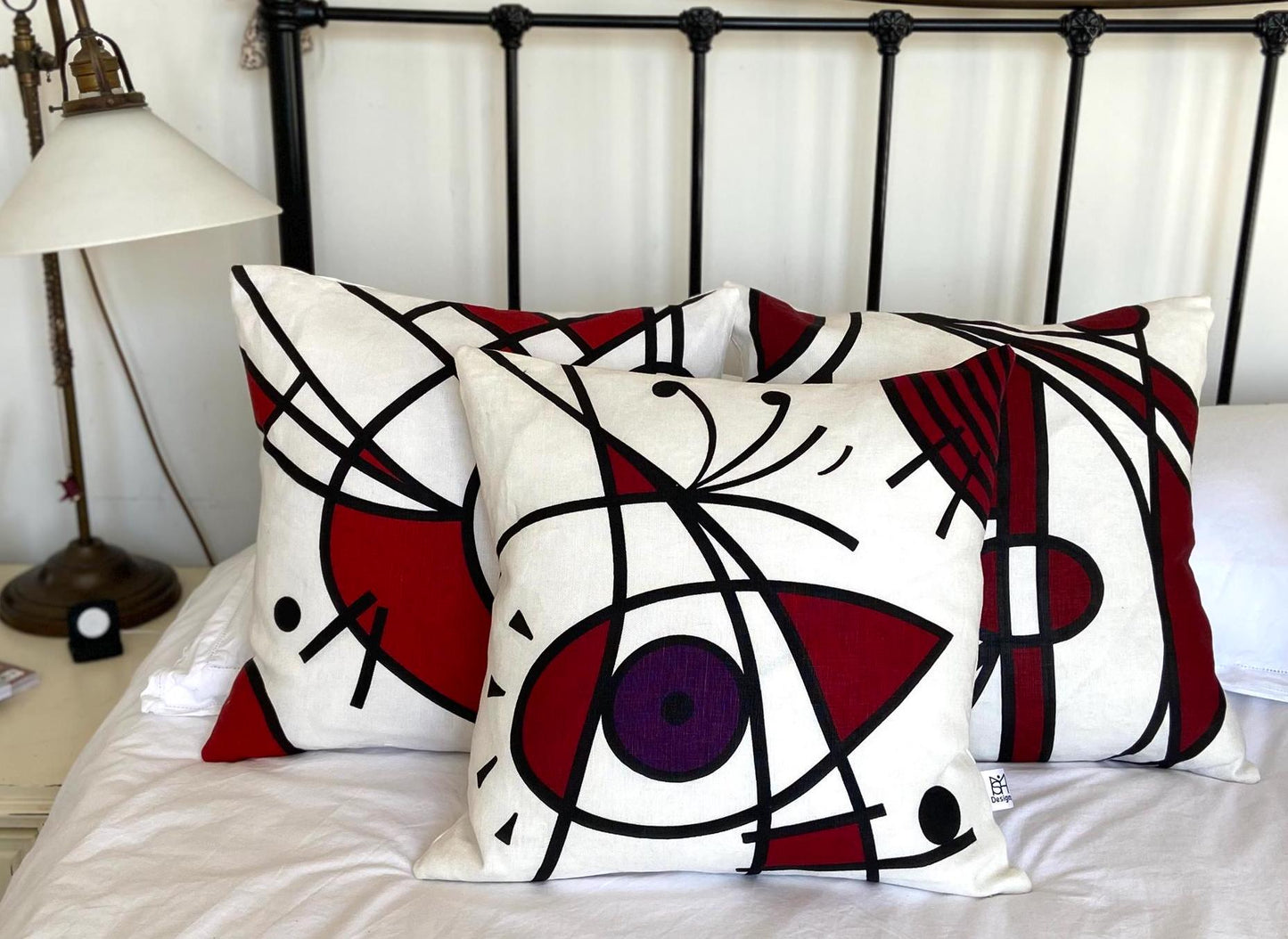 Birdie cushion in burgundy