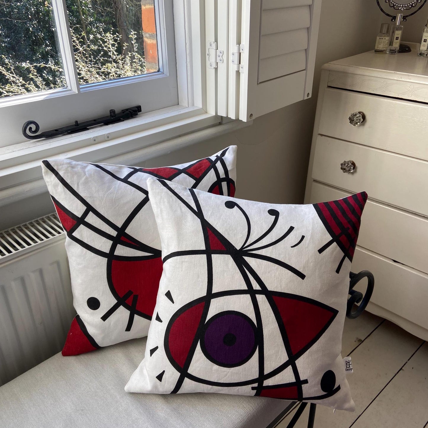 Birdie cushion in burgundy