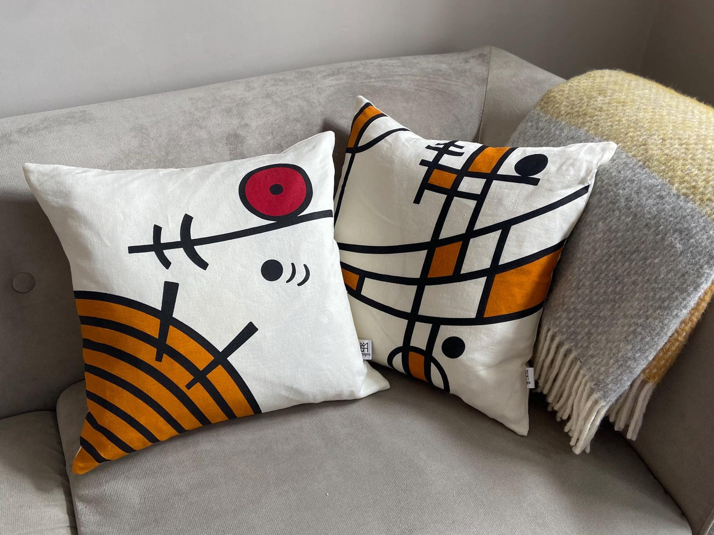 Curve cushion in ochre