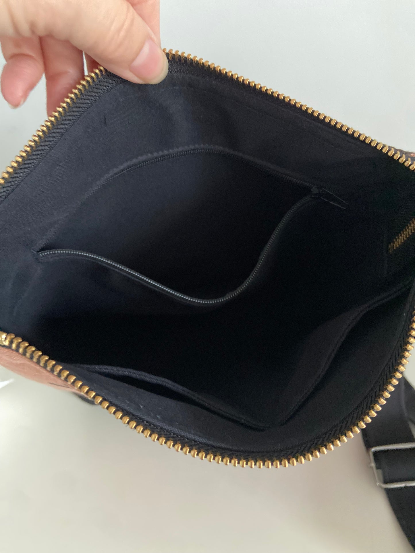 Curve cross-body bag in nutmeg