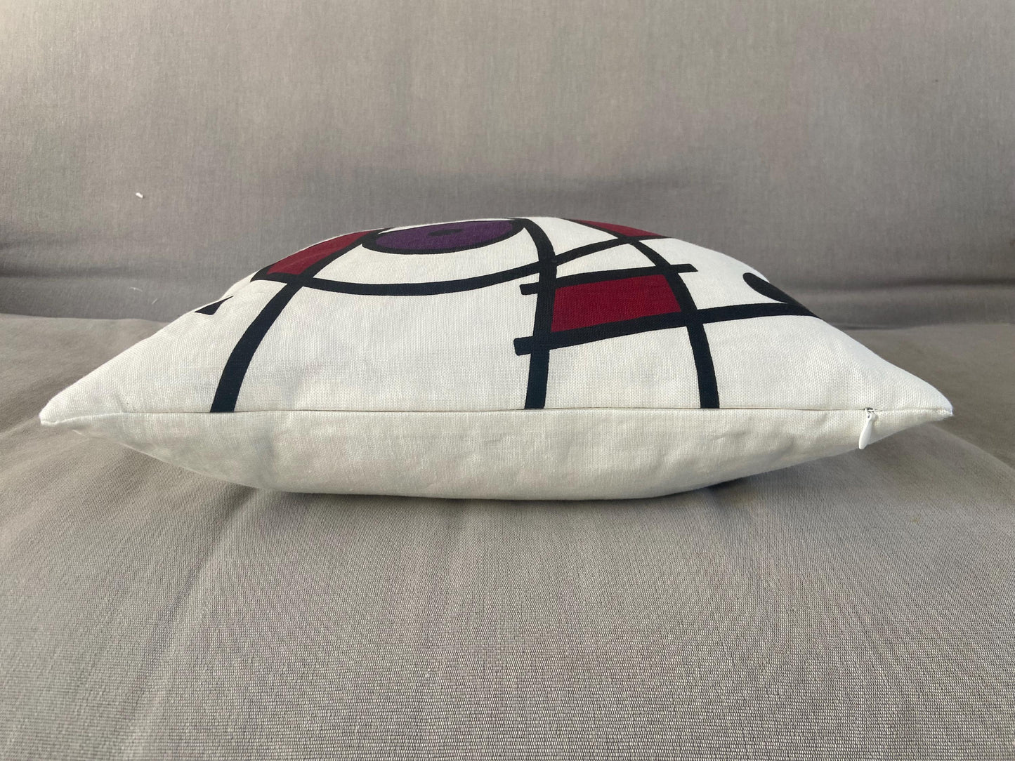 Birdie cushion in burgundy