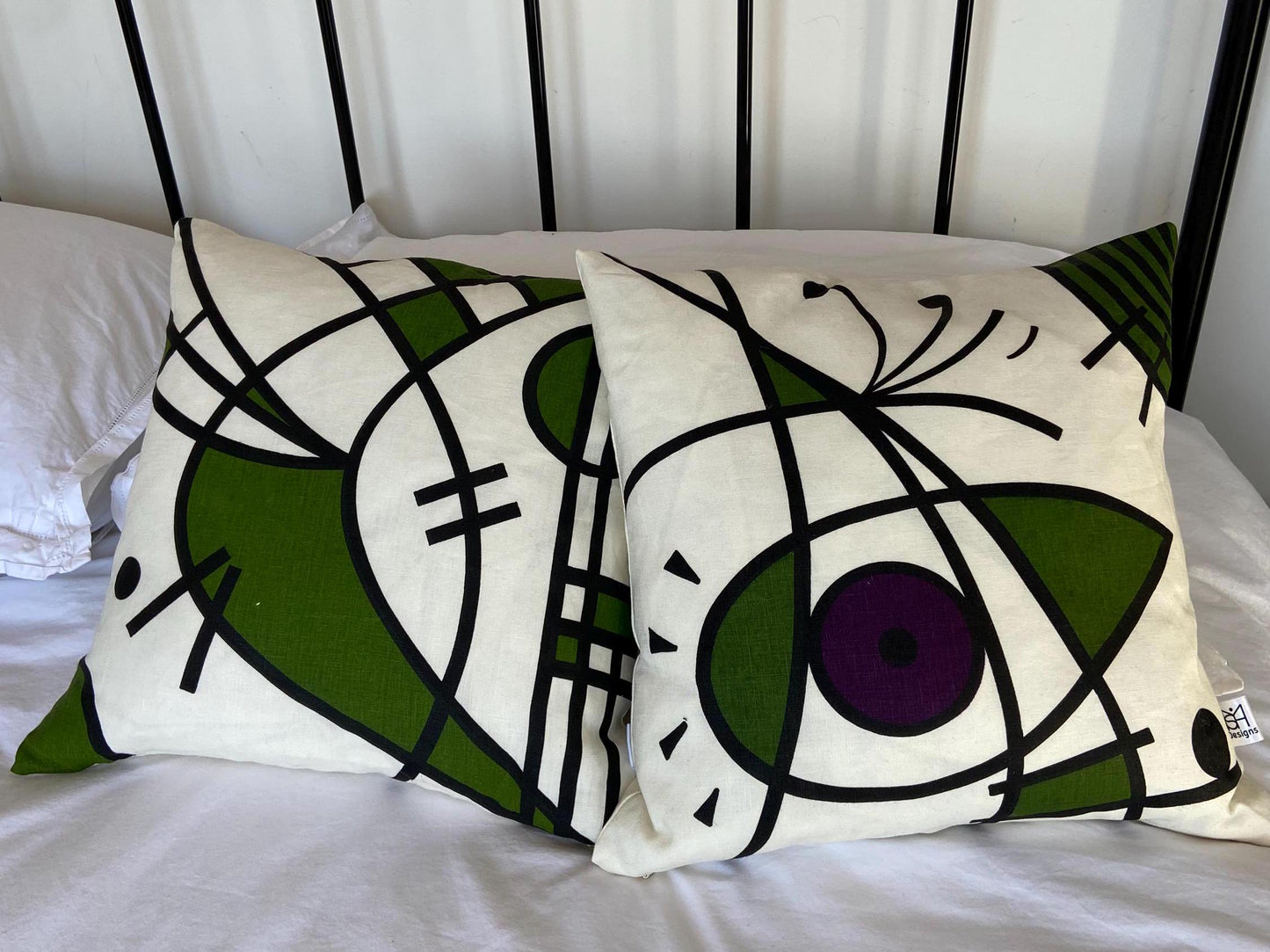 Birdie cushion in olive