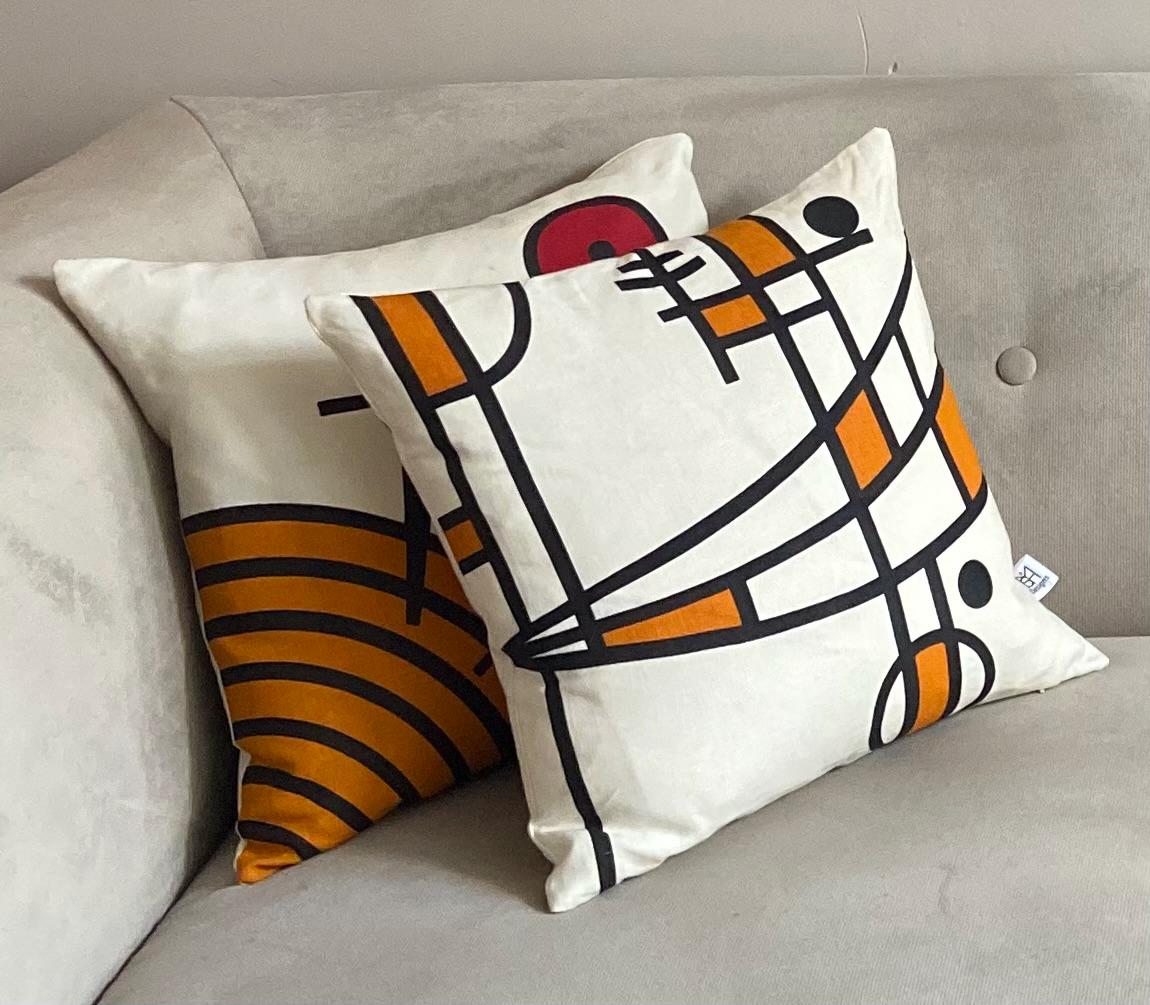 Curve cushion in ochre