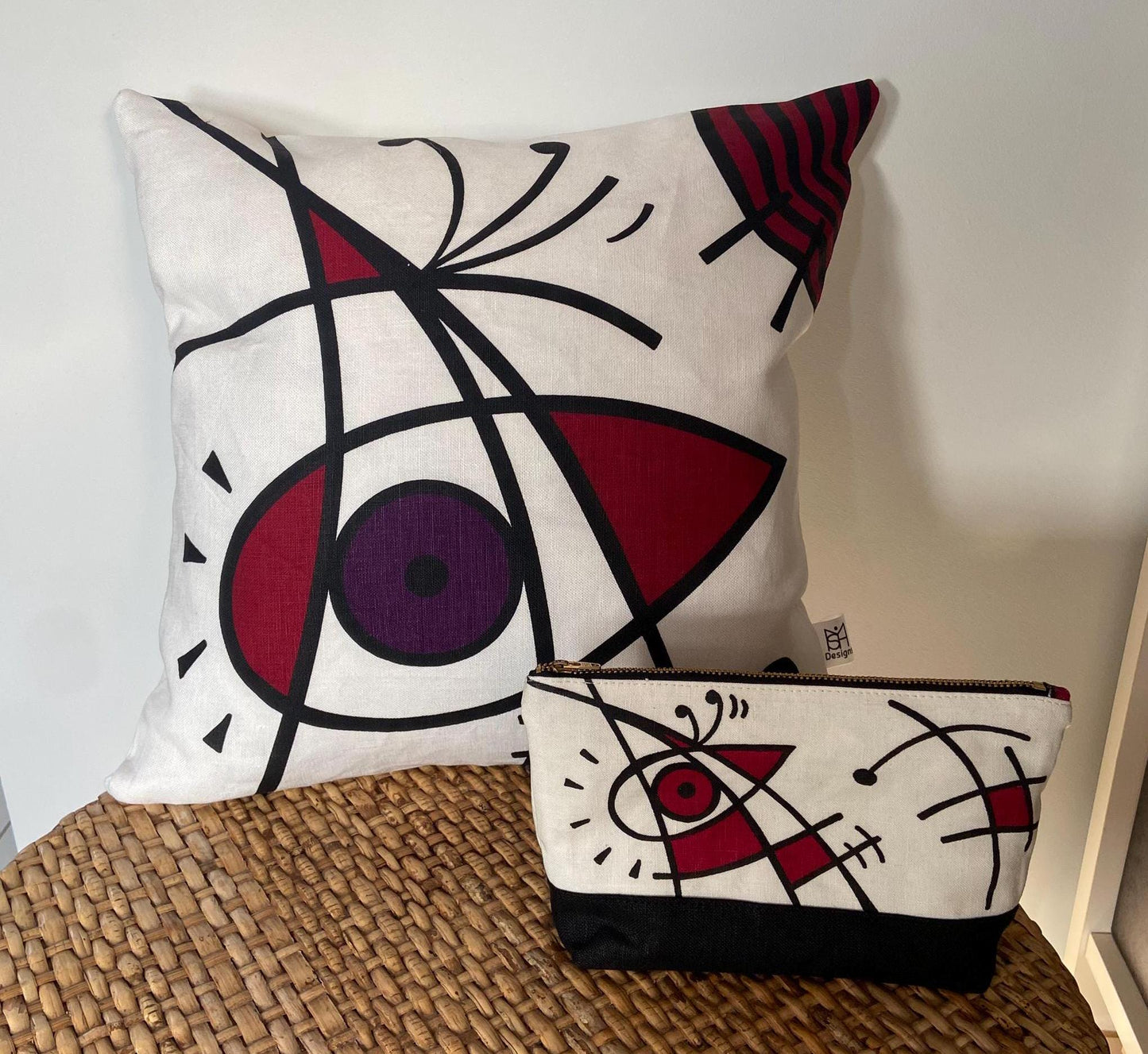Birdie cushion in burgundy