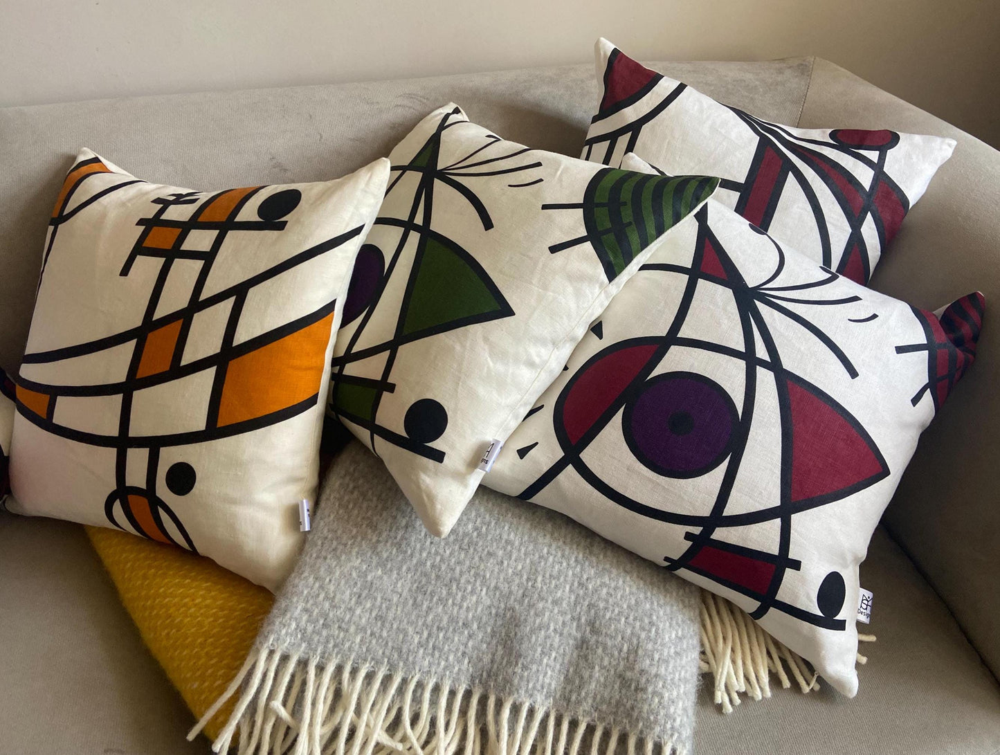 Birdie cushion in burgundy