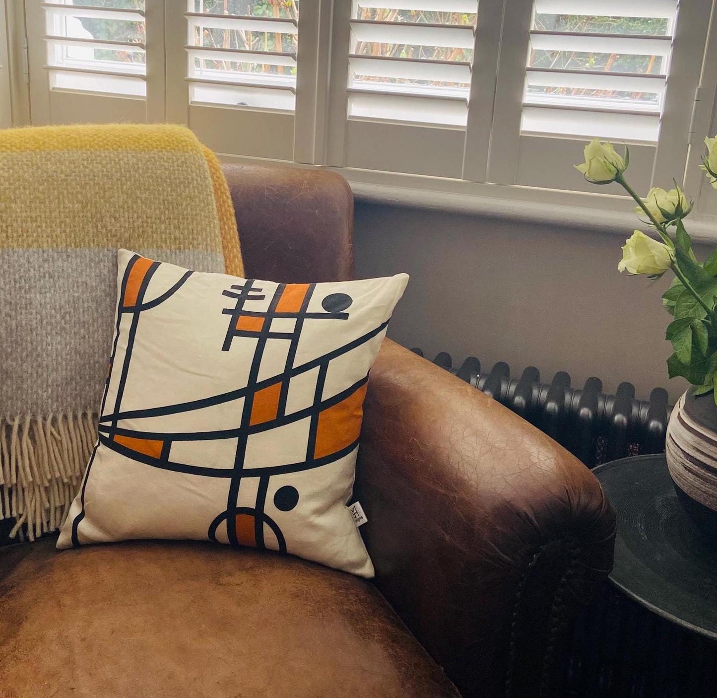 Curve cushion in ochre