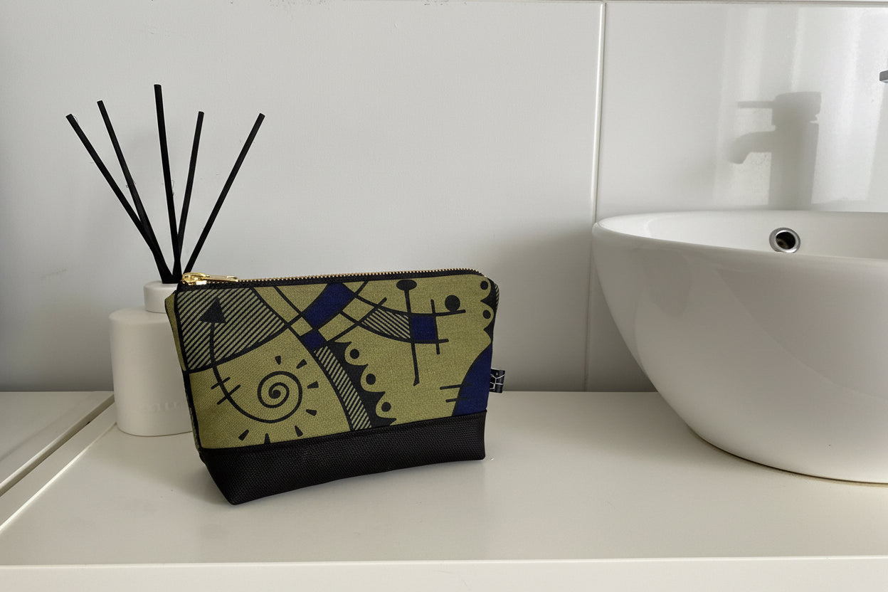 Jazz medium washbag in deep blue on green