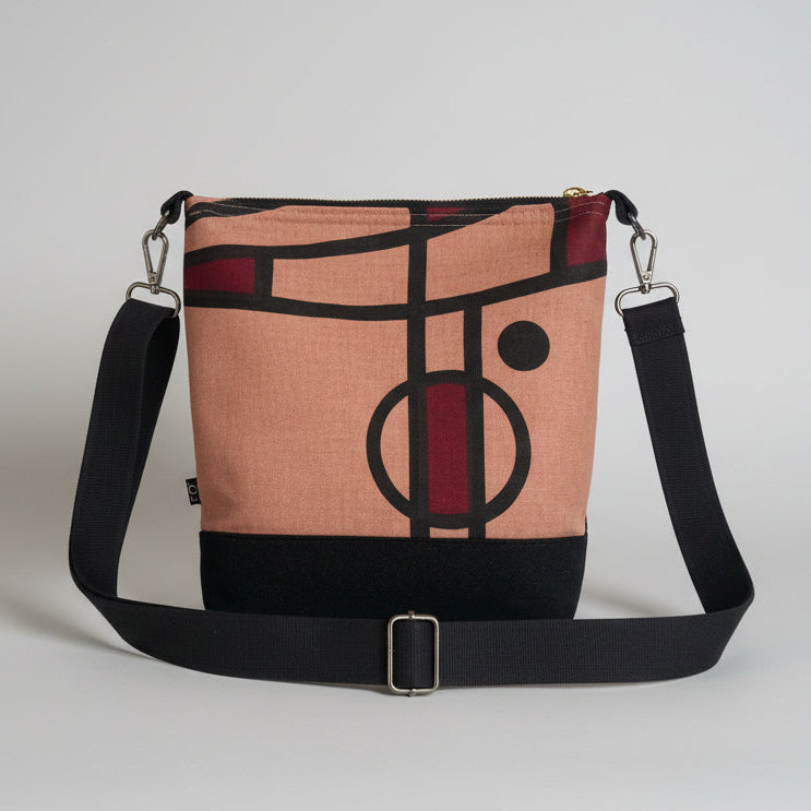 Curve cross-body bag in rose