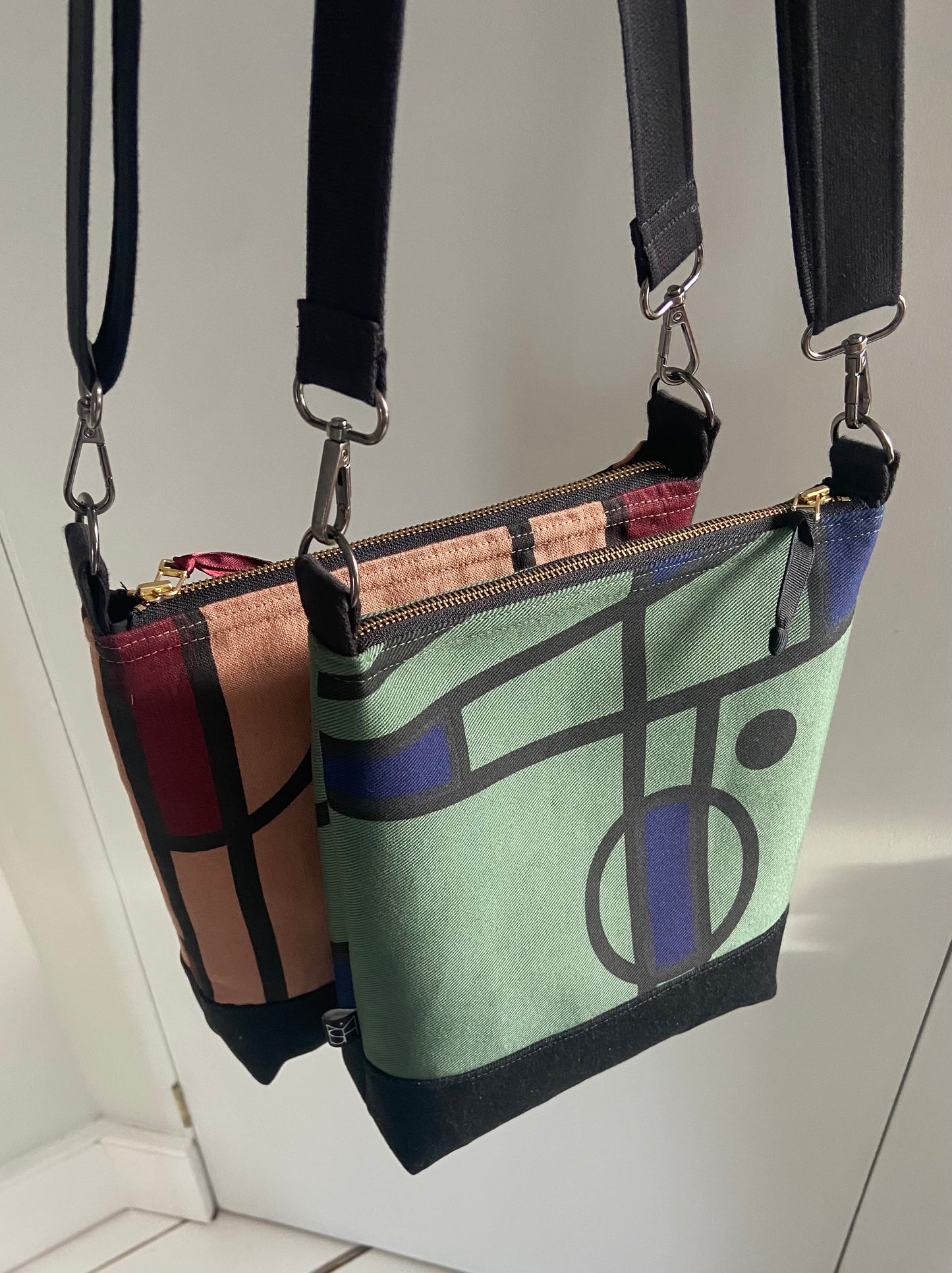 Curve cross-body bag in green
