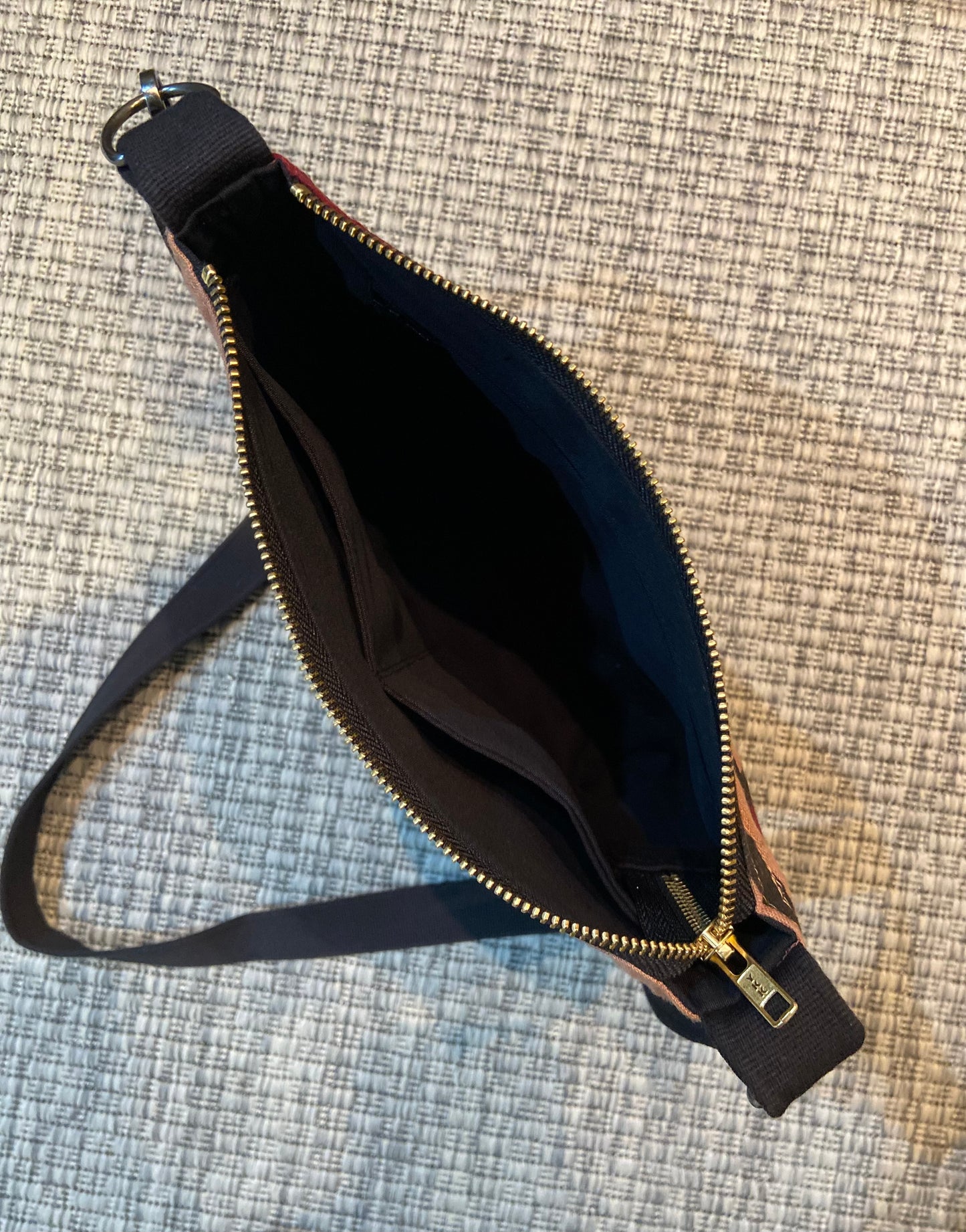 Curve cross-body bag in green