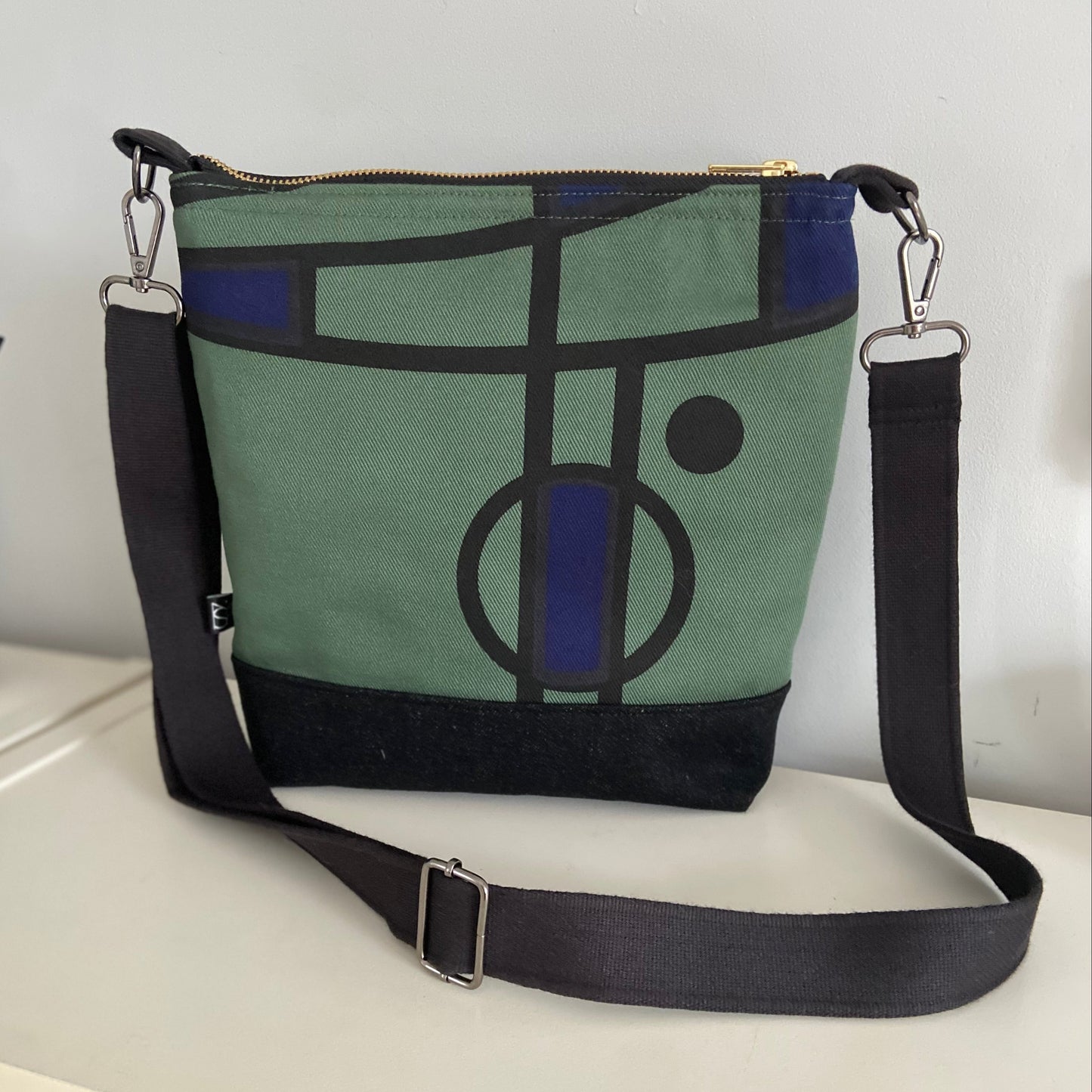 Curve cross-body bag in green