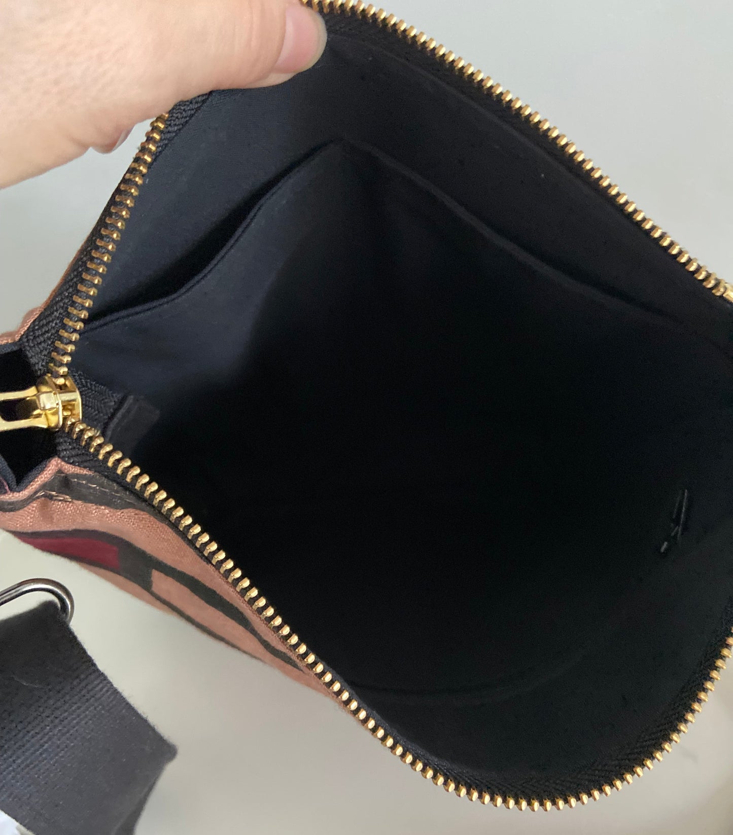 Curve cross-body bag in rose