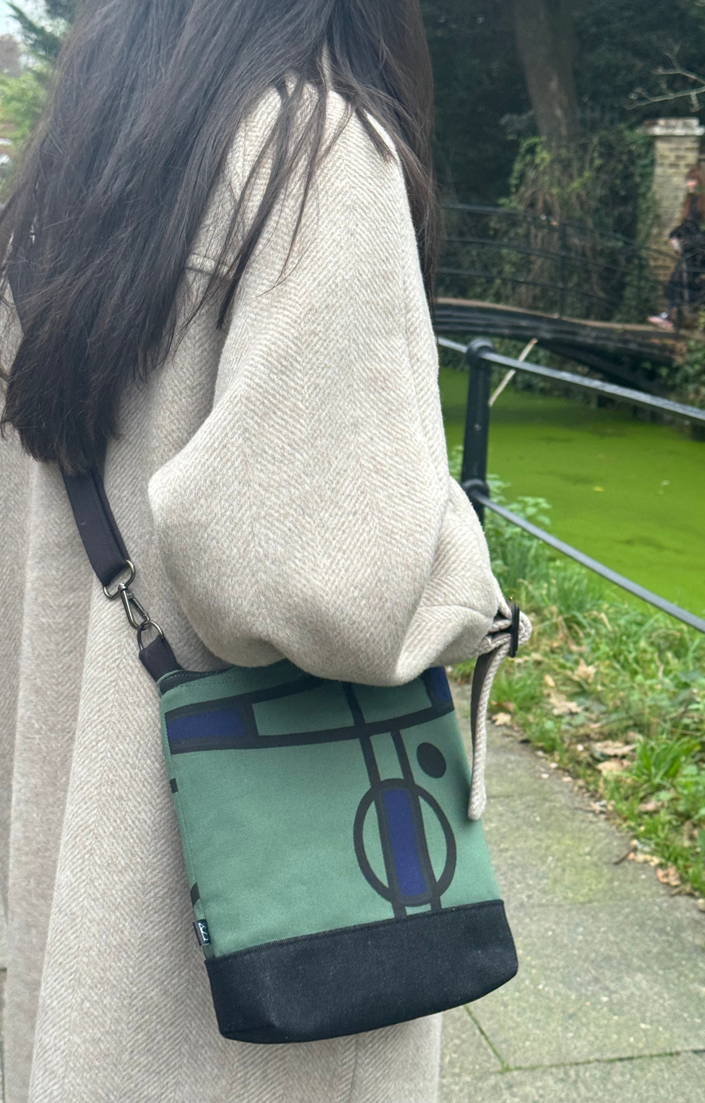 Curve cross-body bag in green