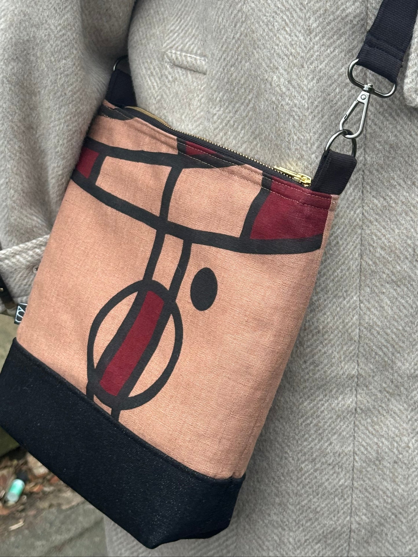 Curve cross-body bag in rose