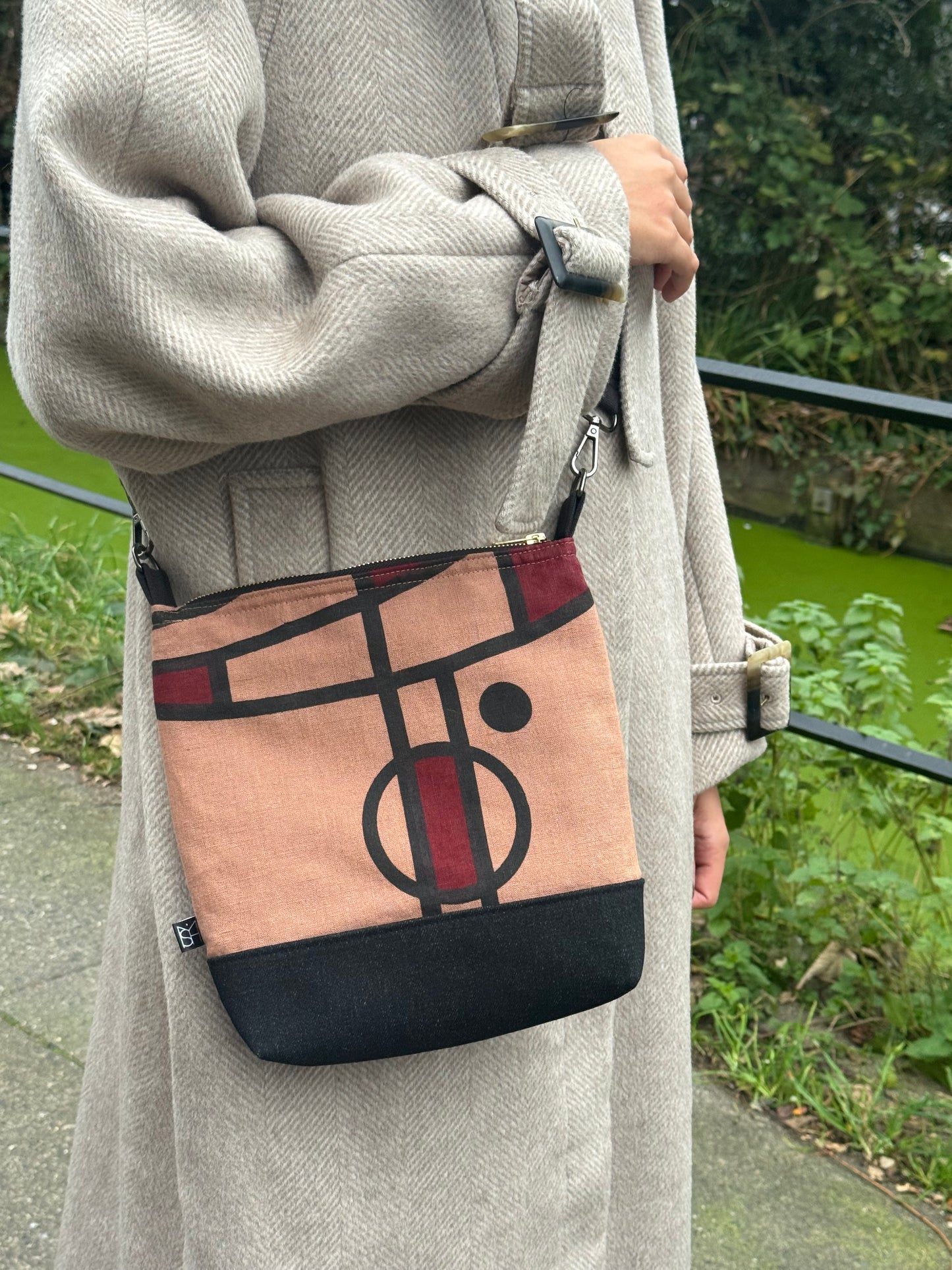 Curve cross-body bag in rose