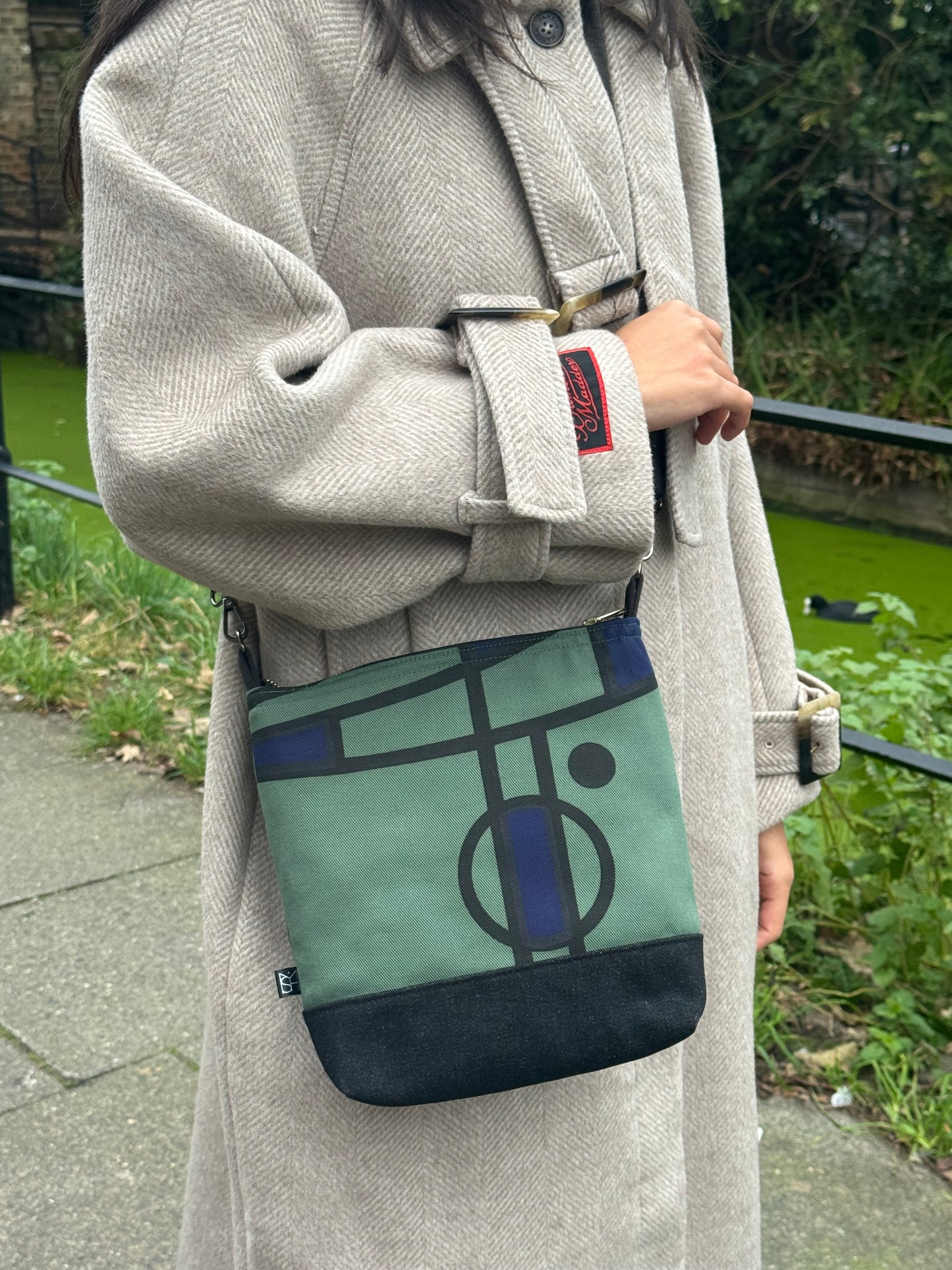 Curve cross-body bag in green
