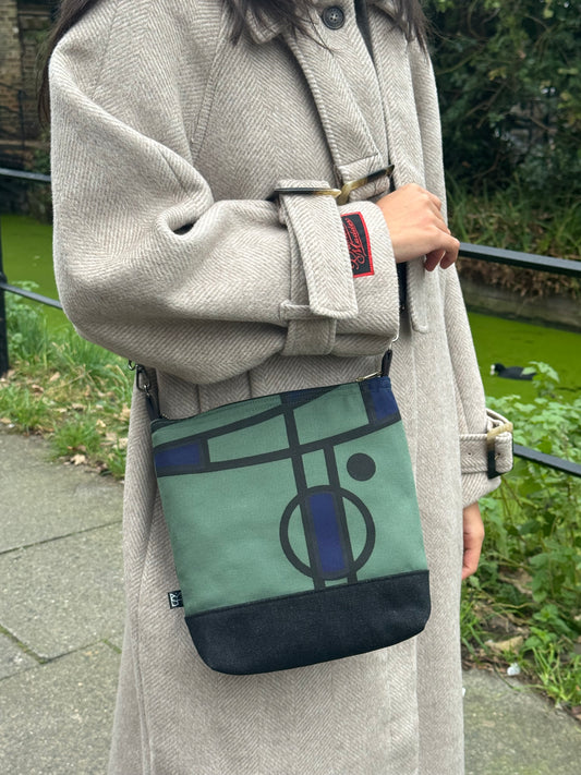 Curve cross-body bag in green