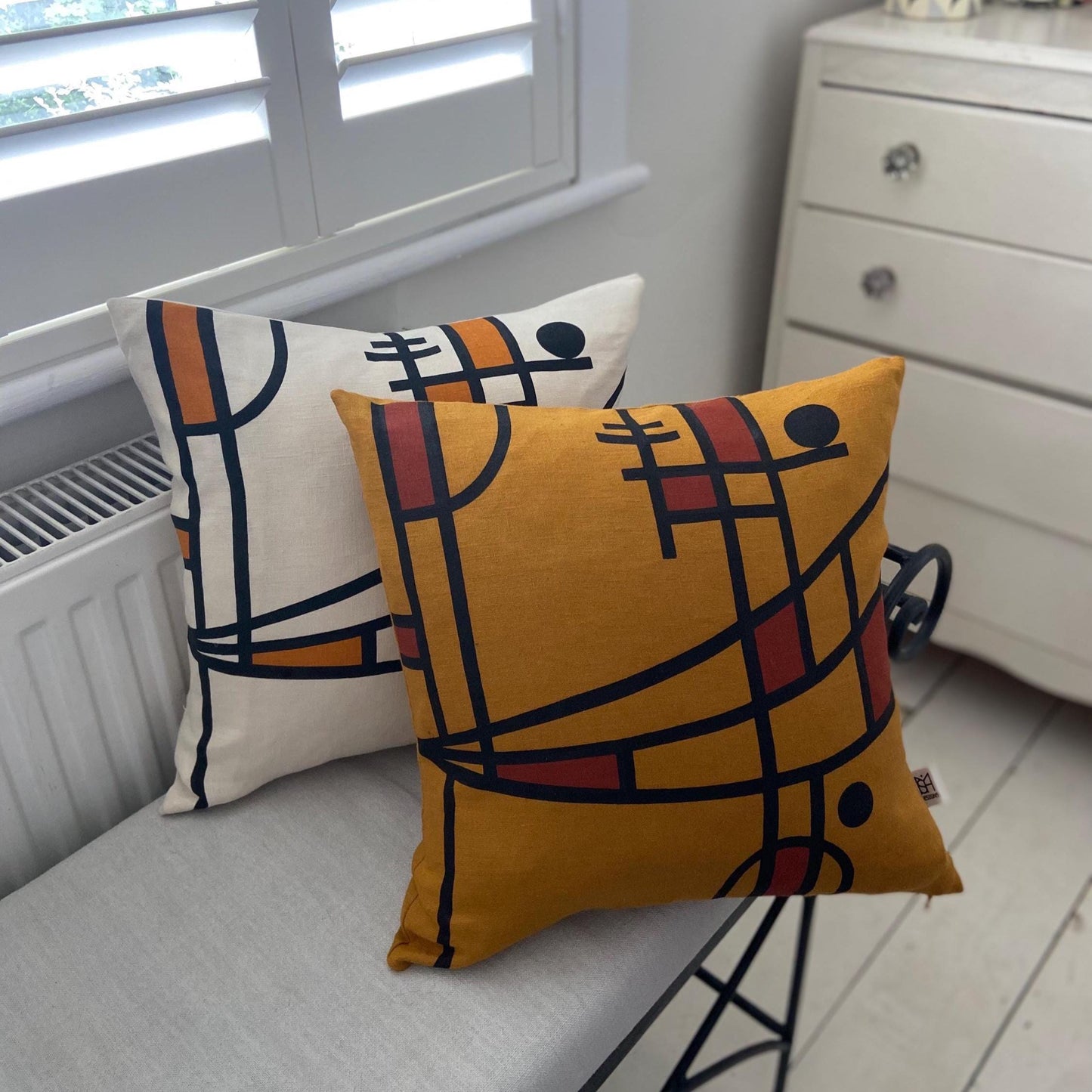 Curve cushion in mustard