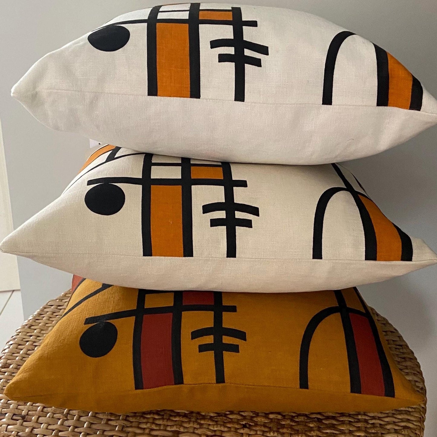 Curve cushion in mustard